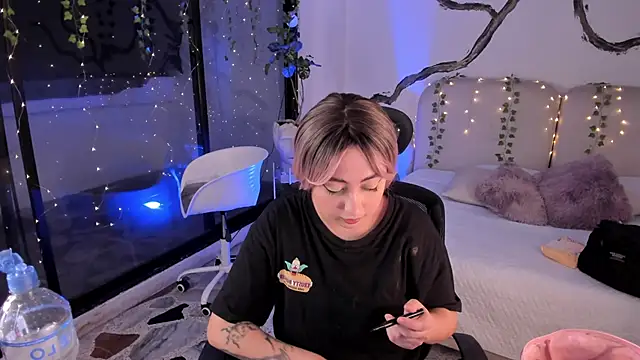 Snapshot of SarahCastro1_ chatting on November 9, 2025, 4:38 am SarahCastro1 online show from November 9, 2025, 4:38 am