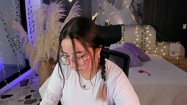 SarahCastro1  online show from February 15, 2026, 7:51 am