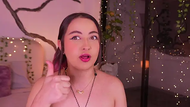 Snapshot of SarahCastro1_ chatting on November 18, 2025, 5:00 am SarahCastro1 online show from November 18, 2025, 5:00 am