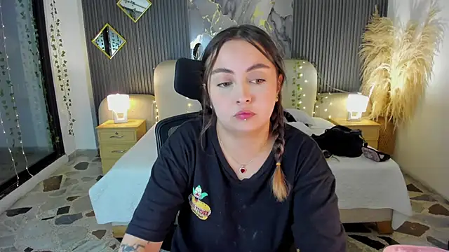 SarahCastro1  online show from February 17, 2026, 4:21 am