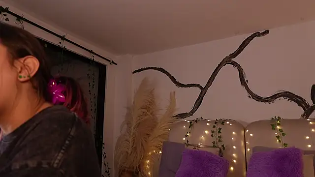 Snapshot of SarahCastro1_ chatting on December 15, 2025, 3:34 am SarahCastro1 online show from December 15, 2025, 3:34 am