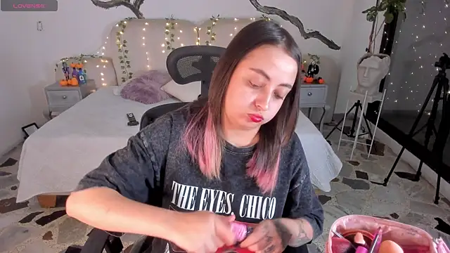 Snapshot of SarahCastro1_ chatting on October 28, 2025, 4:24 am SarahCastro1 online show from October 28, 2025, 4:24 am