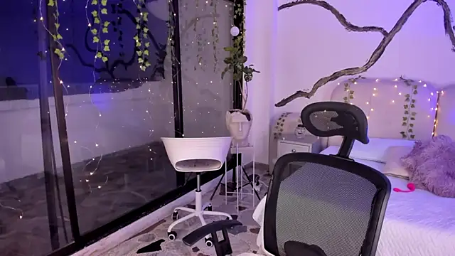 Snapshot of SarahCastro1_ chatting on November 8, 2025, 5:00 am SarahCastro1 online show from November 8, 2025, 5:00 am