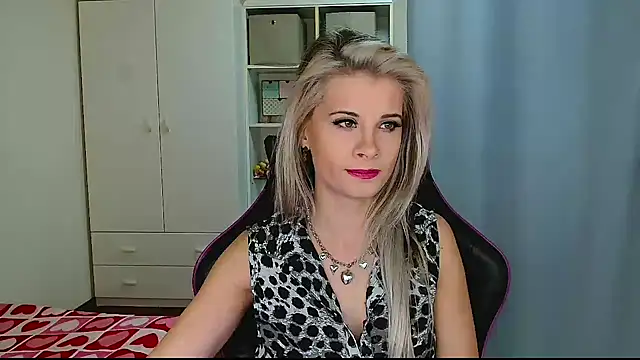 KristineGlow online show from February 3, 2026, 7:13 am