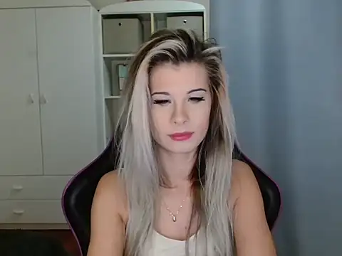 KristineGlow online show from November 30, 2025, 8:15 am