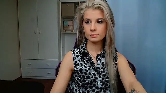 KristineGlow online show from June 1, 2026, 6:13 am