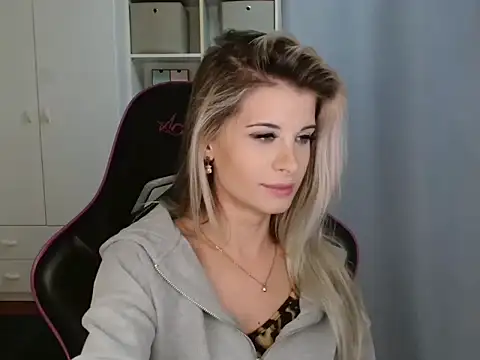 KristineGlow online show from December 18, 2025, 7:18 pm