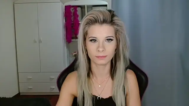 KristineGlow online show from October 28, 2025, 3:55 pm