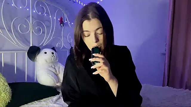 HoneyMist online show from September 26, 2025, 6:15 pm