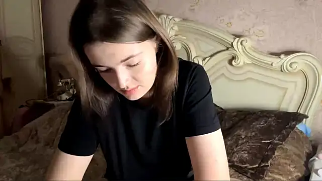 HoneyMist online show from November 19, 2025, 4:29 pm