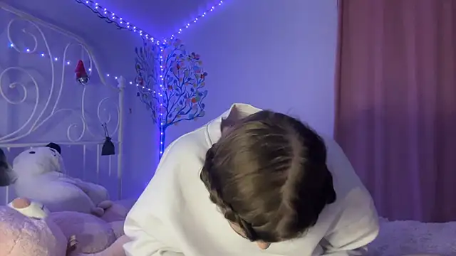 HoneyMist online show from October 24, 2025, 6:18 pm