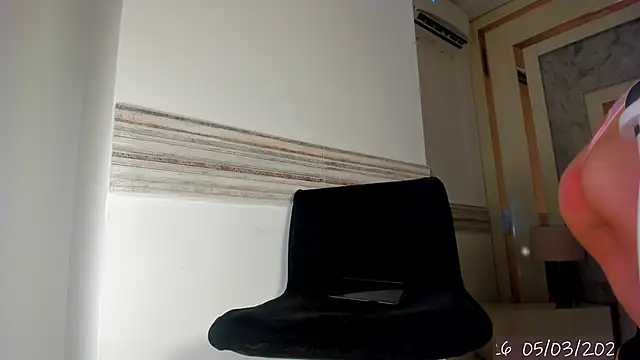 Ariel Versace online show from March 5, 2026, 2:02 pm