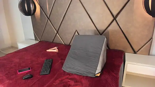 PenelopeGuzman   online show from October 31, 2025, 8:22 am