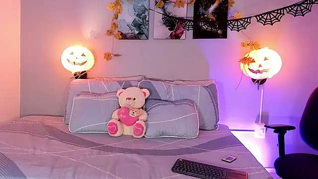 Snapshot of KimTayloor1 chatting on October 31, 2025, 7:32 pm KimTayloor1 online show from October 31, 2025, 7:32 pm