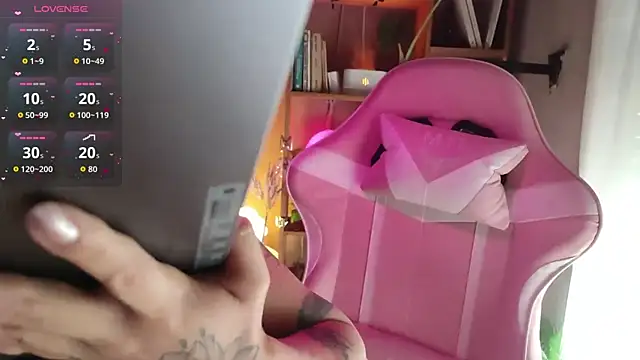 Snapshot of Jess_tattoo11 chatting on December 1, 2025, 5:14 pm Jess tattoo11 online show from December 1, 2025, 5:14 pm