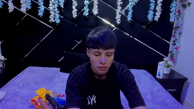 Snapshot of Bruno_Cruzz chatting on February 11, 2026, 2:44 am Bruno Cruzz online show from February 11, 2026, 2:44 am