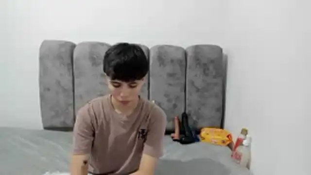 Snapshot of Bruno_Cruzz chatting on April 15, 2026, 2:17 am Bruno Cruzz online show from April 15, 2026, 2:17 am