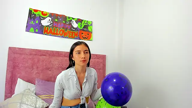 Snapshot of Vaiolet_Miller chatting on October 4, 2025, 8:32 pm Vaiolet Miller online show from October 4, 2025, 8:32 pm