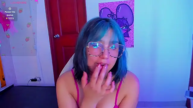 sophiievv online show from March 4, 2026, 7:21 pm