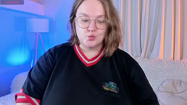 Snapshot of Alissa_S chatting on November 8, 2025, 1:36 pm Alissa S online show from November 8, 2025, 1:36 pm