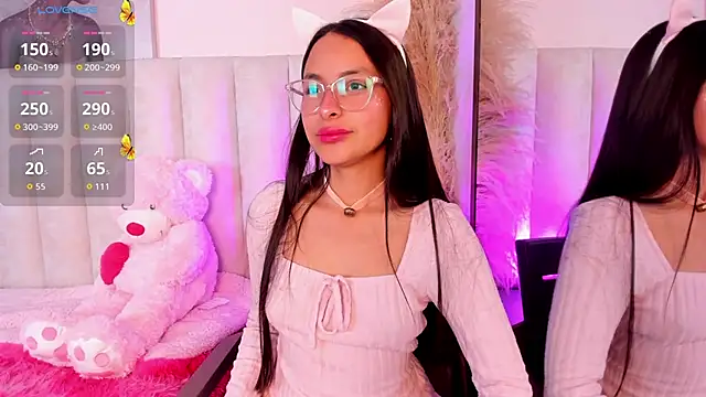 Snapshot of Annie__2 chatting on November 6, 2025, 1:04 pm Annie 2 online show from November 6, 2025, 1:04 pm