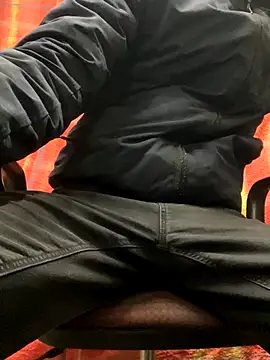 Snapshot of bmwe71 chatting on January 7, 2026, 2:33 pm bmwe71 online show from January 7, 2026, 2:33 pm