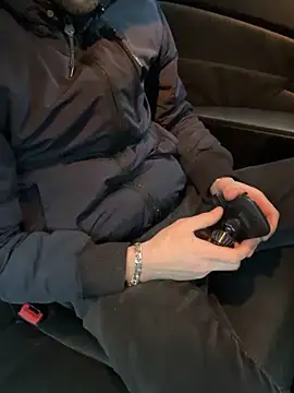 Snapshot of bmwe71 chatting on February 12, 2026, 3:01 pm bmwe71 online show from February 12, 2026, 3:01 pm