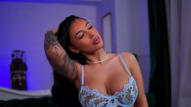 Snapshot of AishaaDevoe chatting on December 18, 2025, 7:40 pm AishaaDevoe online show from December 18, 2025, 7:40 pm