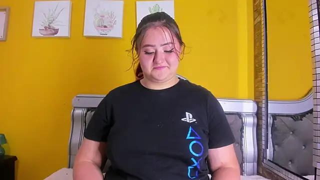 Miiafoox online show from September 10, 2025, 4:39 pm