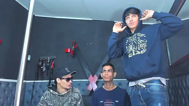 Snapshot of Golldens_Dreamss chatting on November 17, 2025, 12:31 pm Golldens Dreamss online show from November 17, 2025, 12:31 pm