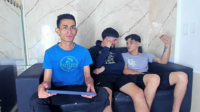 Snapshot of Golldens_Dreamss chatting on November 27, 2025, 2:06 pm Golldens Dreamss online show from November 27, 2025, 2:06 pm