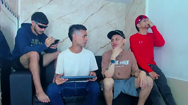 Snapshot of Golldens_Dreamss chatting on December 3, 2025, 12:26 pm Golldens Dreamss online show from December 3, 2025, 12:26 pm