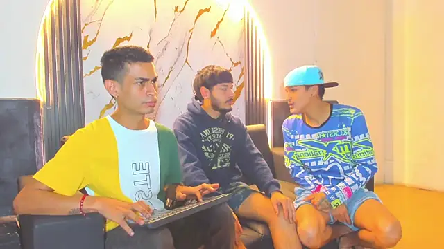 Snapshot of Golldens_Dreamss chatting on November 21, 2025, 12:04 pm Golldens Dreamss online show from November 21, 2025, 12:04 pm