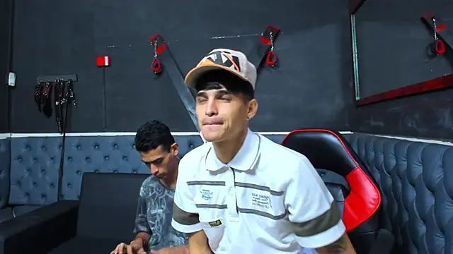 Snapshot of Golldens_Dreamss chatting on December 1, 2025, 12:28 pm Golldens Dreamss online show from December 1, 2025, 12:28 pm