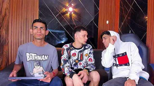 Snapshot of Golldens_Dreamss chatting on November 29, 2025, 12:05 pm Golldens Dreamss online show from November 29, 2025, 12:05 pm