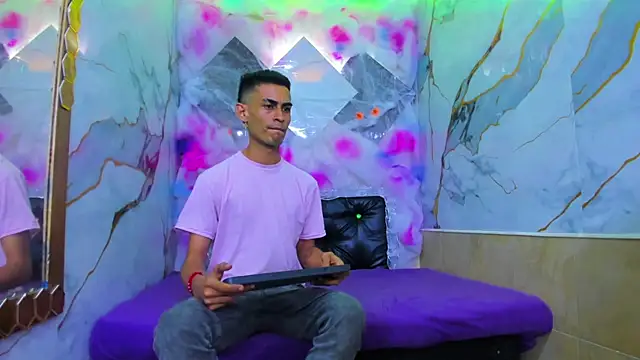 Snapshot of Golldens_Dreamss chatting on November 8, 2025, 5:22 am Golldens Dreamss online show from November 8, 2025, 5:22 am