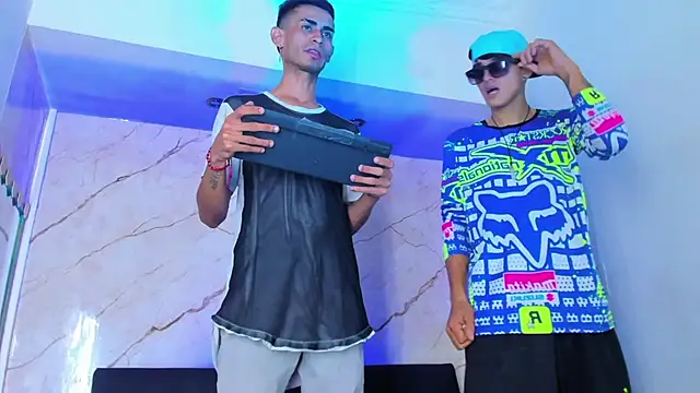 Snapshot of Golldens_Dreamss chatting on November 10, 2025, 12:21 pm Golldens Dreamss online show from November 10, 2025, 12:21 pm