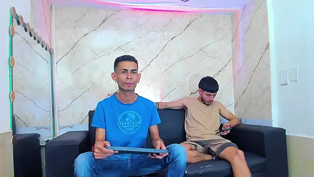 Snapshot of Golldens_Dreamss chatting on December 5, 2025, 12:15 pm Golldens Dreamss online show from December 5, 2025, 12:15 pm