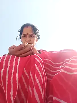 Snapshot of Jooli_xx chatting on November 17, 2025, 5:00 am Jooli xx online show from November 17, 2025, 5:00 am