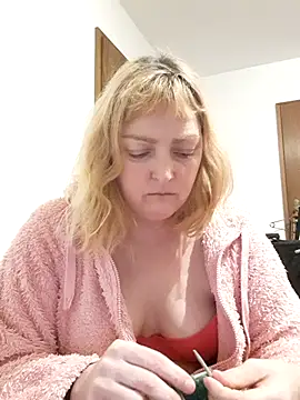 LiluLiluLilu online show from November 6, 2025, 6:01 pm