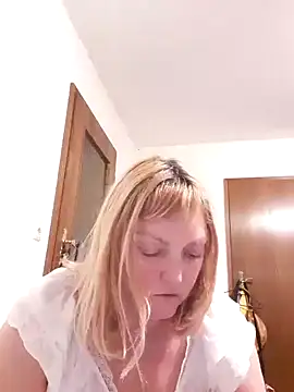 LiluLiluLilu online show from October 24, 2025, 11:37 pm