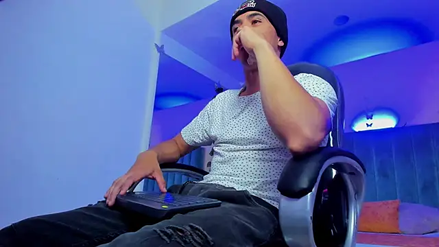 Snapshot of Muscle_Scott chatting on November 10, 2025, 12:32 pm Muscle Scott online show from November 10, 2025, 12:32 pm