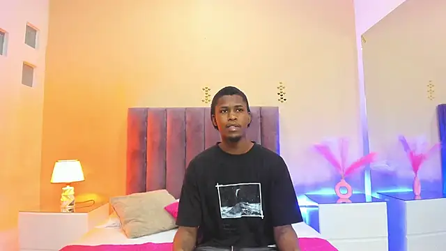 Snapshot of Kiaraa_y_Her_Crazy chatting on December 19, 2025, 3:54 am Kiaraa y Her Crazy online show from December 19, 2025, 3:54 am