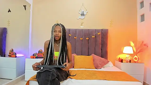 Snapshot of Kiaraa_y_Her_Crazy chatting on October 8, 2025, 4:25 am Kiaraa y Her Crazy online show from October 8, 2025, 4:25 am