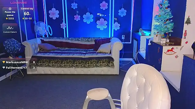 Kira Kenett online show from December 18, 2025, 8:41 am