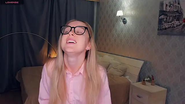 Snapshot of SoonMoor chatting on November 12, 2025, 6:12 pm SoonMoor online show from November 12, 2025, 6:12 pm