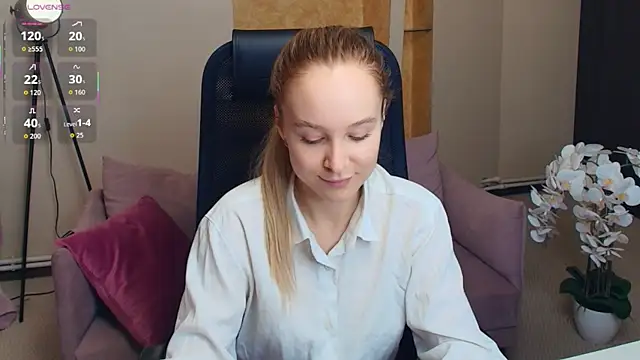 Snapshot of SoonMoor chatting on December 3, 2025, 7:35 pm SoonMoor online show from December 3, 2025, 7:35 pm