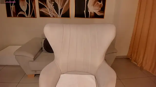 LucyWeiss  online show from October 27, 2025, 7:48 pm