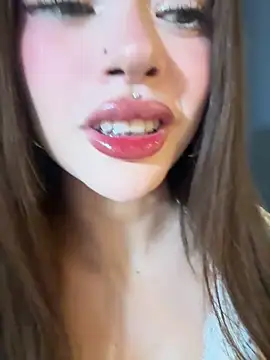 Bunnyylovee online show from April 16, 2026, 12:22 am