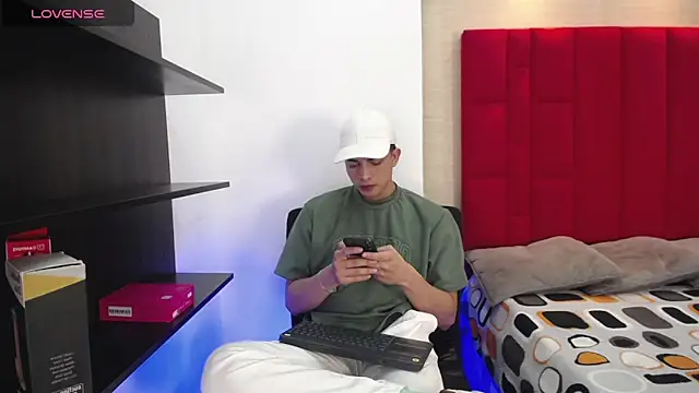 Snapshot of Cady_Hot chatting on October 27, 2025, 8:43 pm Cady Hot online show from October 27, 2025, 8:43 pm